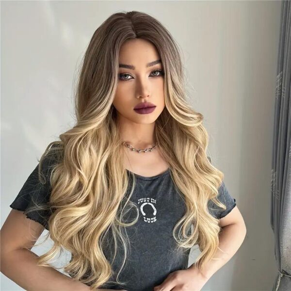 ⁦26 Inch Long Ash Blonde Wig With Bangs Natural Wavy Hair - Perfect For Daily Wear And Middle Part Style⁩ - الصورة ⁦6⁩