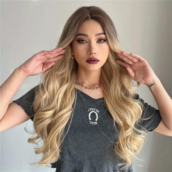 ⁦26 Inch Long Ash Blonde Wig With Bangs Natural Wavy Hair - Perfect For Daily Wear And Middle Part Style⁩ - الصورة ⁦9⁩