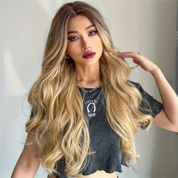 ⁦26 Inch Long Ash Blonde Wig With Bangs Natural Wavy Hair - Perfect For Daily Wear And Middle Part Style⁩ - الصورة ⁦8⁩