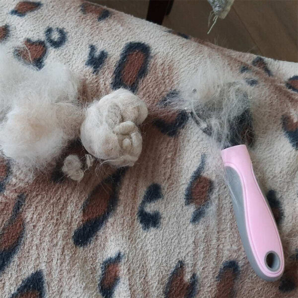 ⁦Grooming Brush For Pet Dog Cat Deshedding Tool Rake Comb Fur Remover Reduce 2-Side Dematting Tool For Dogs Cats Pets Grooming Brush Double Sided Shedding And Dematting Undercoat Rake Hair Removal Comb⁩ - الصورة ⁦2⁩