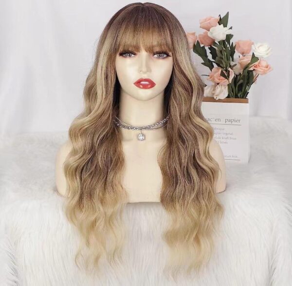 ⁦26 Inch Long Ash Blonde Wig With Bangs Natural Wavy Hair - Perfect For Daily Wear And Middle Part Style⁩ - الصورة ⁦2⁩